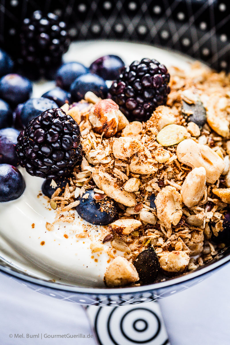  {LCHF Recipe} Greek yogurt with homemade nutcrackers and dark berries 